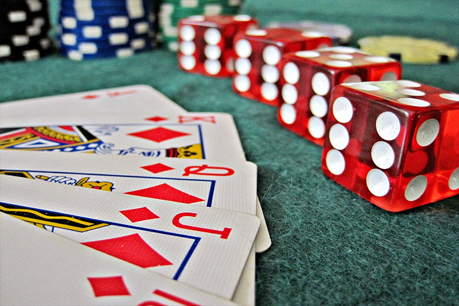 Advantages of Online Gambling For Poker Players - The Bet Starts